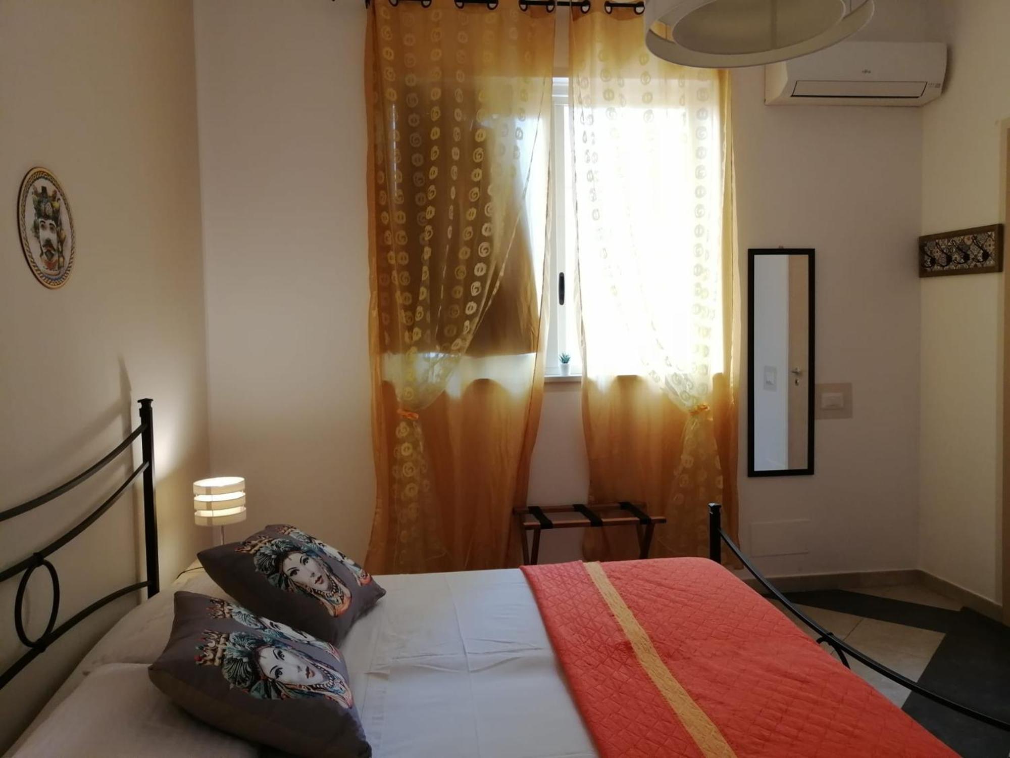 B & B Jasmine Santa Teresa Di Riva Bilik gambar